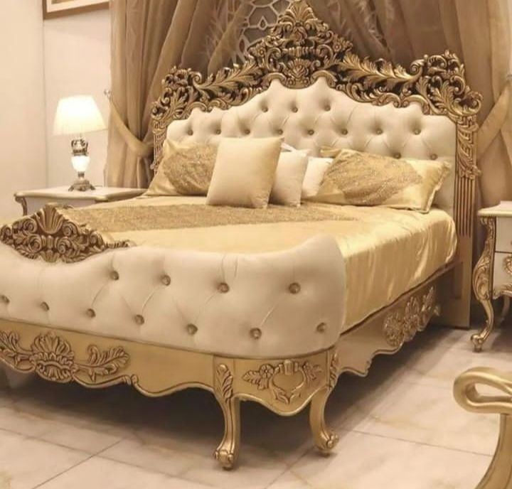 Elegant Royal Gold Sleigh Bed Set – Premium Off-White Tufted Cushioning & Luxury Carved Bridal Master Bedroom Furniture